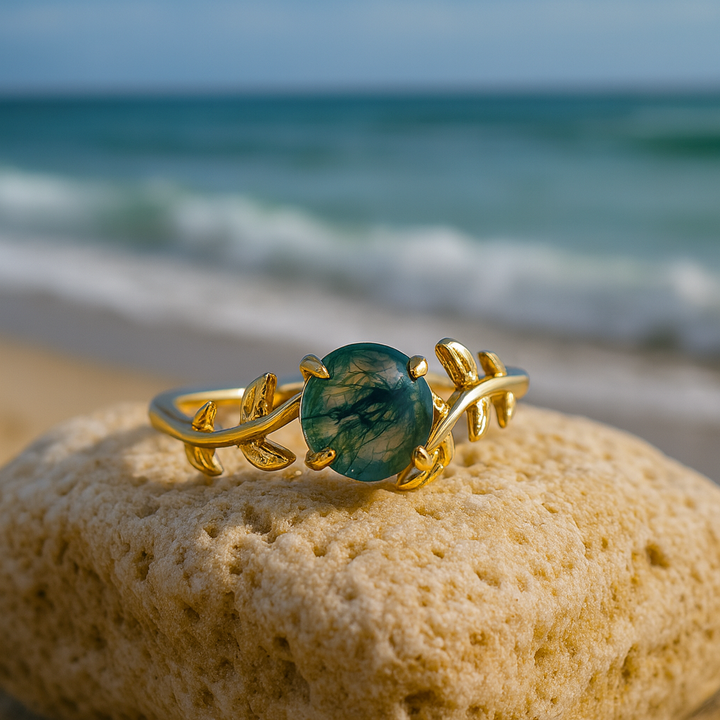 Emerald Breeze – Leaf-Inspired Golden Ring with Green Agate