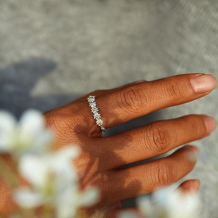 Éclat de Marguerite : Bague Ajustable Émaillée
