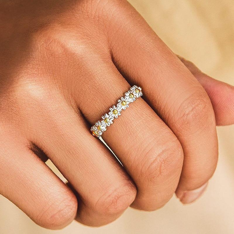 Éclat de Marguerite : Bague Ajustable Émaillée