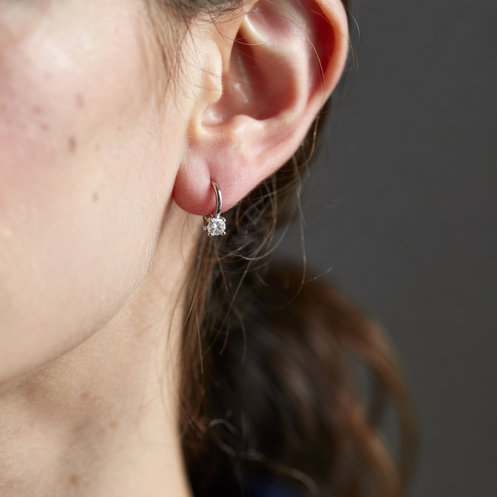 Boucles d'oreilles en or avec clou scintillant