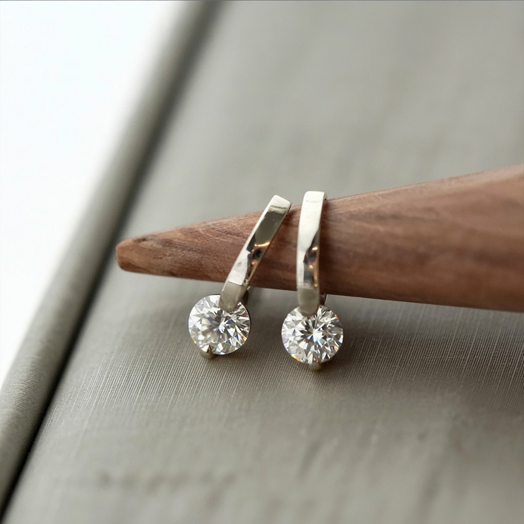 Boucles d'oreilles en or avec clou scintillant