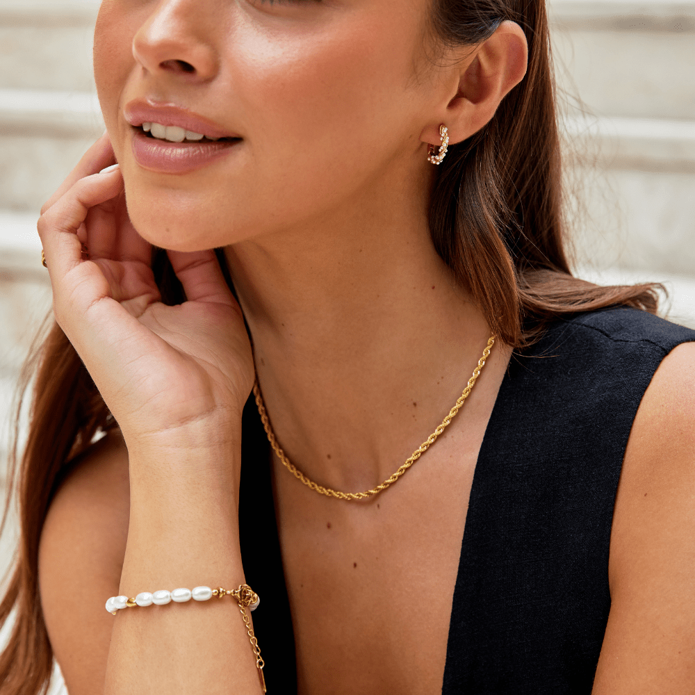 Twisted Elegance: Calla Gold Necklace