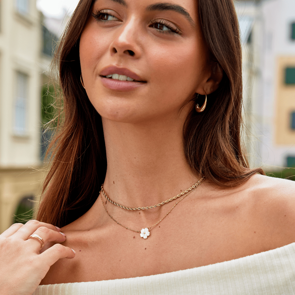 Twisted Elegance: Calla Gold Necklace
