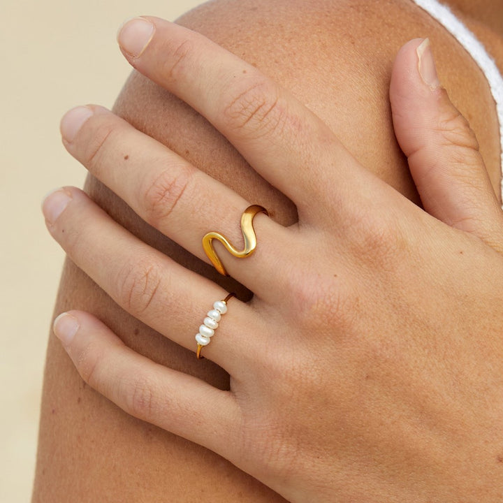 Classic Pearl Elegance Ring