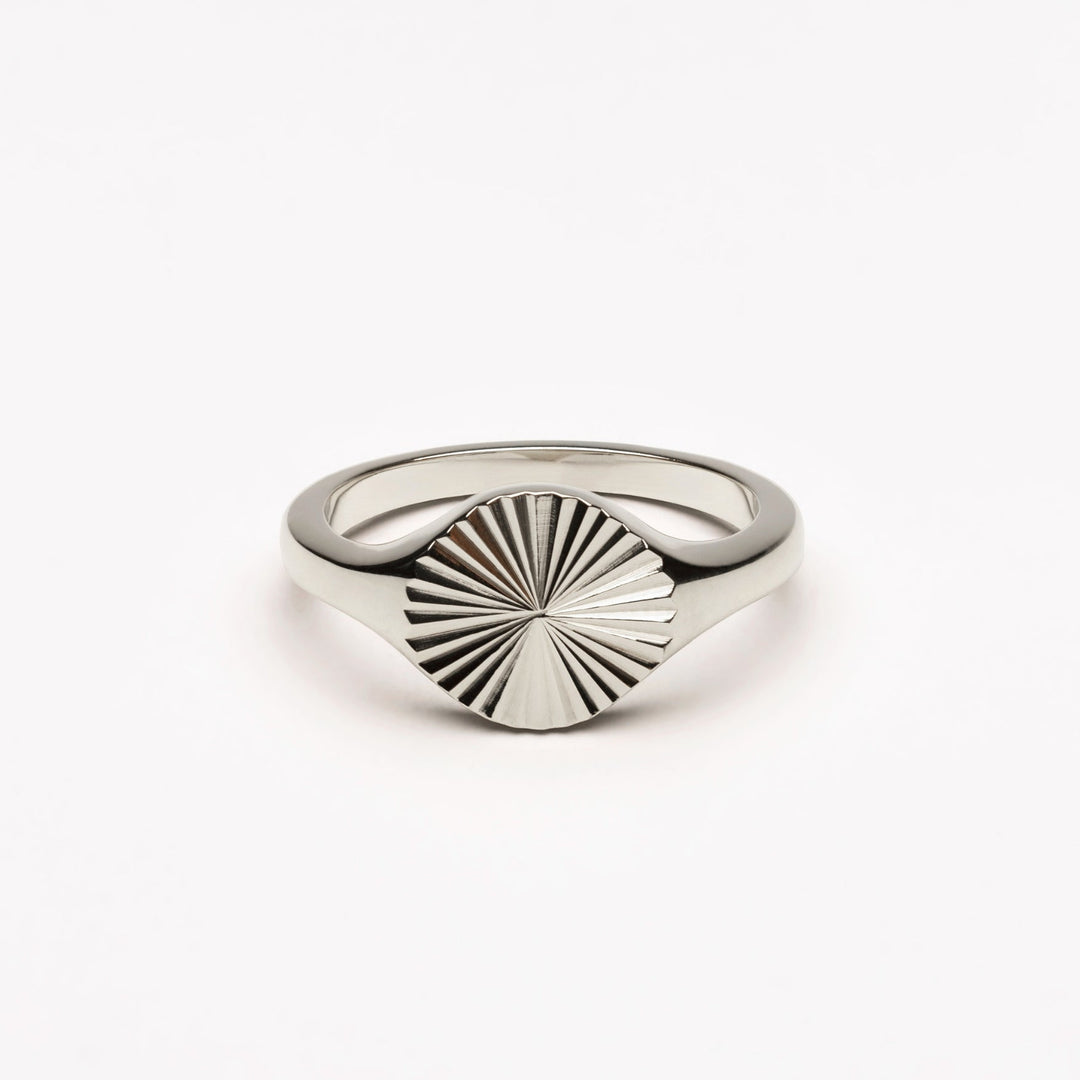 Soleil Éternel – Bague Sceau Élégante